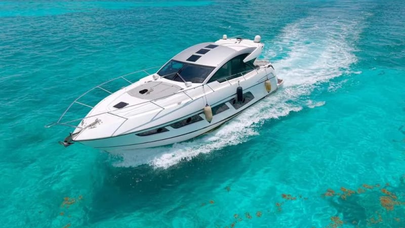 Yacht charter on Biscayne Bay in Miami